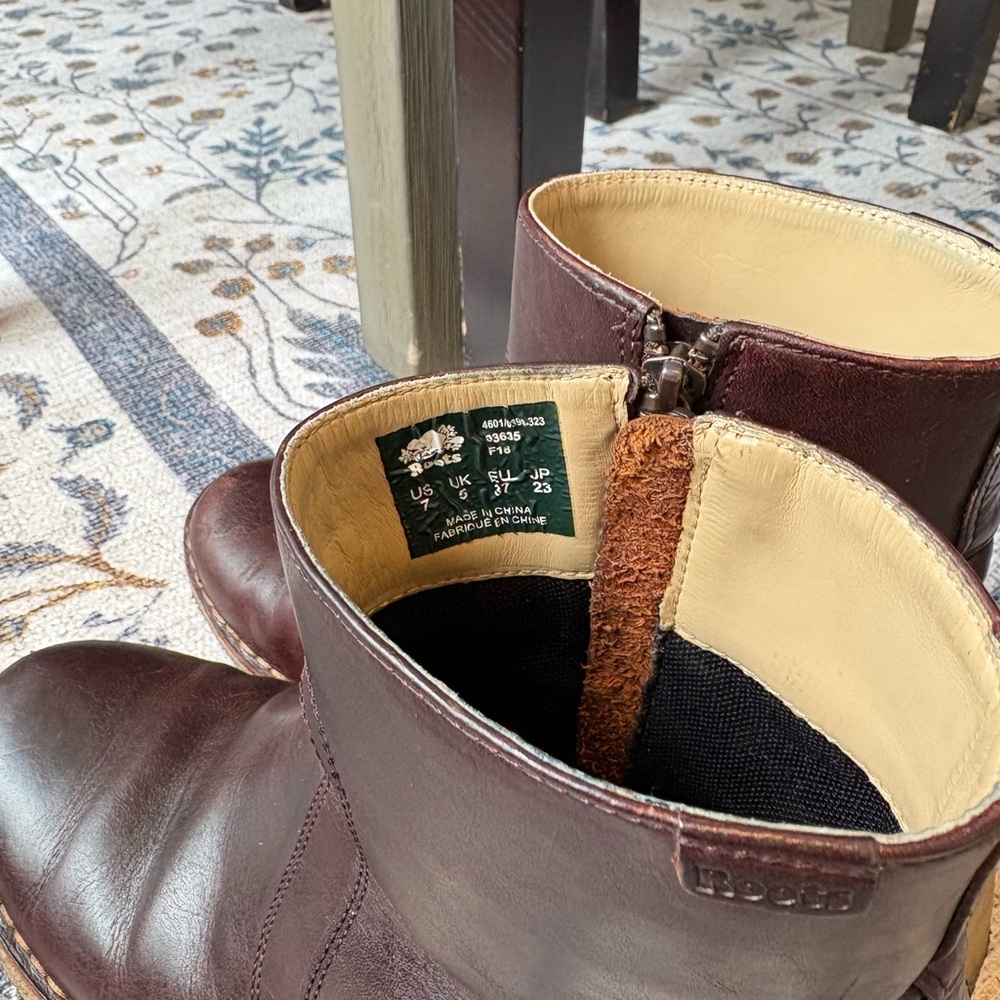 Roots Women's Dark Brown Side-Zip Leather Boots, Size 7 - Picture 3 of 12
